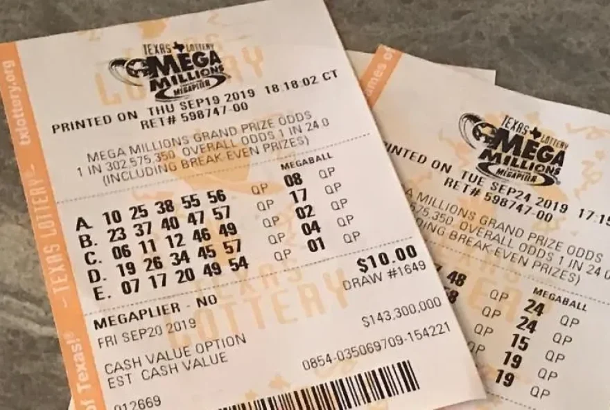 Jogador da Califórnia leva prêmio de US$ 1,22 bilhão em loteria dos EUA
Um jogador do norte da Califórnia ganhou o prêmio estimado de US$ 1,22 bilhão da Mega Millions – considerado o quinto maior prêmio da história do jogo, segundo a loteria – na última sexta-feira (27).
O jogador – o primeiro a ganhar o jackpot em mais de 100 dias – acertou todos os seis números vencedores: 3, 7, 37, 49, 55 e Mega Ball 6.
O jackpot da Mega Millions de sexta-feira chegou a oferecer US$ 549,7 milhões em dinheiro. O prêmio aumentou desde seu último sorteio na véspera de Natal, quando nenhum ganhador levou para casa o jackpot estimado em US$ 1 bilhão. O grande prêmio foi estimado anteriormente em US$ 1,15 bilhão, mas aumentou antecipadamente antes do sorteio.
O bilhete vencedor foi vendido na Sunshine Food & Gas em Cottonwood, Condado de Shasta, de acordo com a Loteria Estadual da Califórnia.
É apenas o quarto prêmio da Mega Millions ganho em 2024 e apenas a sétima vez na história do jogo que o prêmio ultrapassa US$ 1 bilhão.
Os outros seis foram premiados na Carolina do Sul em 2018, Michigan em 2021, Illinois em 2022, Maine e Flórida em 2023 e Nova Jersey em março. O prêmio da Flórida é o jackpot recorde do jogo, de US$ 1,602 bilhão.
Cinco outros bilhetes vendidos no Arizona, Califórnia, Texas e Missouri ganharam US$ 1 milhão cada no sorteio da última sexta-feira ao acertar os cinco primeiros números, de acordo com informações da loteria.
“Parabéns ao nosso ganhador do jackpot de US$ 1,22 bilhão da Califórnia”, disse Joshua Johnston, diretor-chefe do Mega Millions Consortium, em um comunicado à imprensa.
“Que presente incrível nesta temporada de festas! Em uma época incrivelmente especial do ano, este é um momento único para o nosso ganhador e para todas as grandes organizações e causas que se beneficiam das vendas de bilhetes de loteria em todo o país”, acrescentou Johnston.
Com apenas mais um sorteio este ano, as chances são de que 2024 terminará com o menor número de jackpots ganhos em qualquer ano desde que o jogo começou em 2002, de acordo com a loteria. Apenas três outras pessoas ganharam nesse período, abaixo dos dez jackpots concedidos em 2023.
Em 10 de setembro, um morador da área de Houston reivindicou o último jackpot, US$ 810 milhões, após comprar o bilhete vencedor em uma loja de conveniência de posto de gasolina em Sugar Land. Antes disso, um jackpot de US$ 552 milhões foi levado em Illinois em 4 de junho e um prêmio de US$ 1,128 bilhão foi ganho em Nova Jersey em 26 de março.
O jackpot para o sorteio da véspera de ano novo na terça-feira (31) é redefinido para o valor inicial de US$ 20 milhões. Essa é a primeira vez em que acontece um prêmio de jackpot da Mega Millions na véspera de ano novo, de acordo com a lotérica.
Chances de ganhar na loteria são mínimas, dizem especialistas
Desde que a Mega Millions começou, houve 217 prêmios ganhos por 244 bilhetes individuais.
As chances de ganhar qualquer prêmio na loteria são de 1 em 24, de acordo com o site Mega Millions, mas as chances de ganhar o prêmio máximo são de 1 em 302,5 milhões.
Pesquisadores têm levantado preocupações de que as possibilidades de ganhar na Mega Millions não são apenas minúsculas, mas que as loterias estaduais também desviam fundos de comunidades empobrecidas sob o pretexto de uma chance de adquirir riqueza.
Um estudo do Howard Center for Investigative Journalism descobriu que, em 2022, as lojas que vendiam bilhetes de loteria estavam desproporcionalmente localizadas em comunidades pobres de todos os estados, com os lucros indo para faculdades distantes e distritos escolares ricos, em vez de suas comunidades.
De acordo com o comunicado de imprensa da empresa, metade dos lucros de cada bilhete de loteria permanece no estado onde o bilhete foi vendido para apoiar “boas causas e comissões de varejistas”.
Em 2022, o estudo do Howard Center descobriu que as vendas de ingressos cresceram de US$ 47 bilhões para US$ 82 bilhões, gerando mais receita do que os impostos de renda corporativos em dez estados.
Os bilhetes custam US$ 2, com jogadores na maioria das jurisdições tendo a opção de pagar um dólar adicional para multiplicar seus prêmios não jackpot. A empresa anunciou em outubro que o preço mais que dobrará em abril de 2025, já que prometem prêmios maiores em troca. Cada bilhete custará US$ 5.
Os números vencedores do jackpot são anunciados toda terça e sexta-feira às 23h00 (horário do leste dos EUA) no site da Mega Millions.