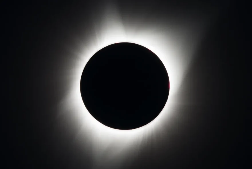 Em menos de uma semana milhões de pessoas vão conseguir observar um Eclipse Solar Total. 
(Foto: NASA/Aubrey Gemignani)