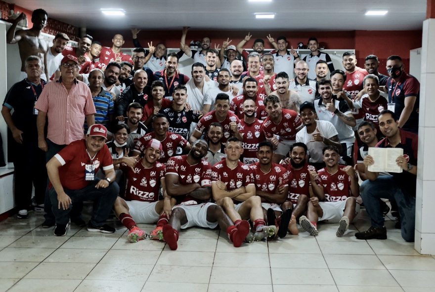 Elenco do Vila Nova após o jogo contra o Londrina