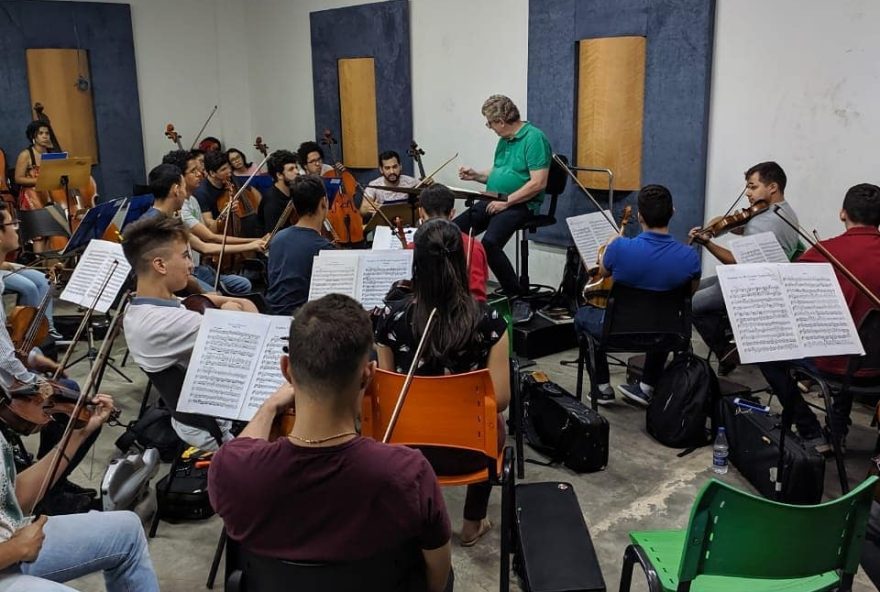 O maestro alemão tem acompanhado de perto o crescimento dos alunos da Orquestra Sinfônica Jovem de Goiás (Foto: Divulgação)