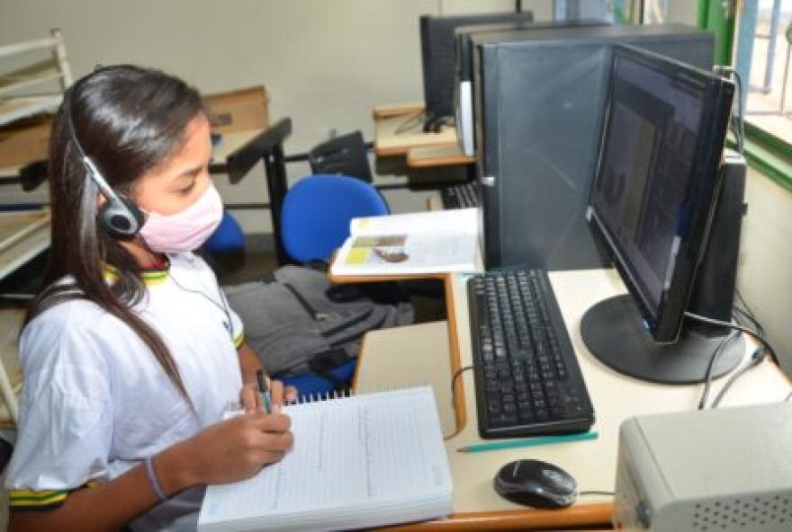 São oferecidos seis cursos com carga horária anual. Ao todo, os conteúdos já foram acessados por 15.700 estudantes (Foto: Reprodução/SEDUC)