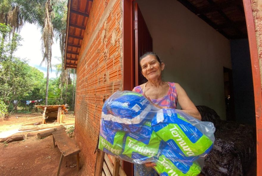 Marly Pereira de Jesus, 68 anos, recebeu fraldas descartáveis para a mãe, de 89, entre outros itens; ela vive na zona rural de Niquelândia (Foto: Lucas Dellamare)