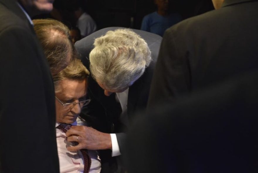 Enzo de Lisita desmaiou enquanto apresentava o primeiro debate na TV dos governadoriáveis em Goiás. / Foto: Reprodução.