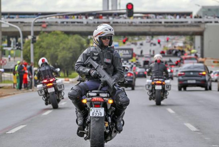 Batedores da escolta militar de presidente eleito se acidentaram na linha vermelha enquanto comitiva era conduzia até a base aérea do Galeão. / Foto: Divulgação.