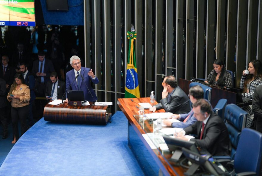 Governador Ronaldo Caiado durante sessão no Senado Federal, em que criticou estudo do Ipea e também os efeitos da reforma tributária para Goiás (Foto: Secom Goiás)