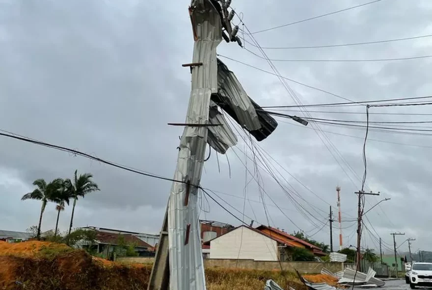 Passagem de tornado com rajadas de ventos de 130km/h é registrada, em Santa Catarina