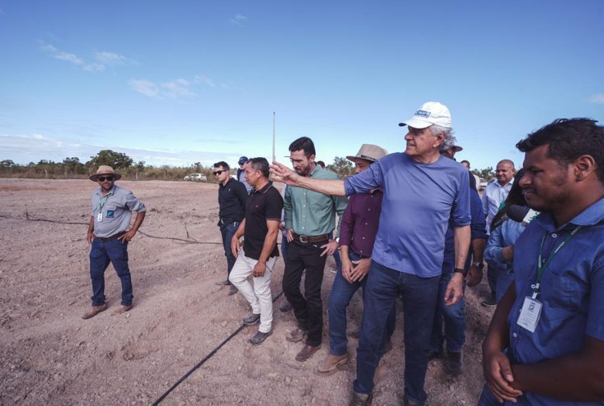 Caiado durante vistoria em assentamento do Projeto de Fruticultura Irrigada do Vão do Paranã, no Nordeste goiano: iniciativa recebe investimentos de mais de R$ 10 milhões (Fotos: Secom)