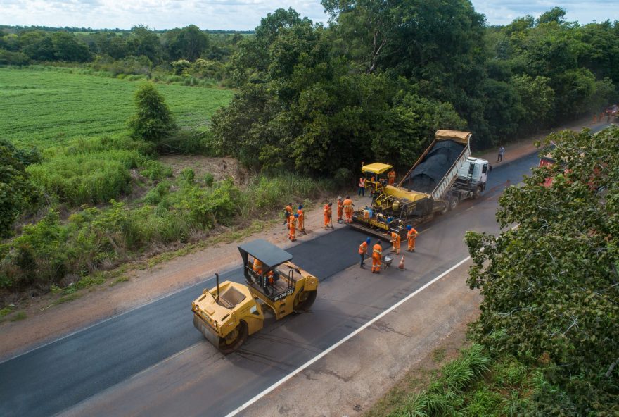 A recomendação aos motoristas que forem passar por essas rodovias goianas é de atenção e redução de velocidade ao passarem por trechos em obras. (Foto: Divulgação/Ecovias do Araguaia)