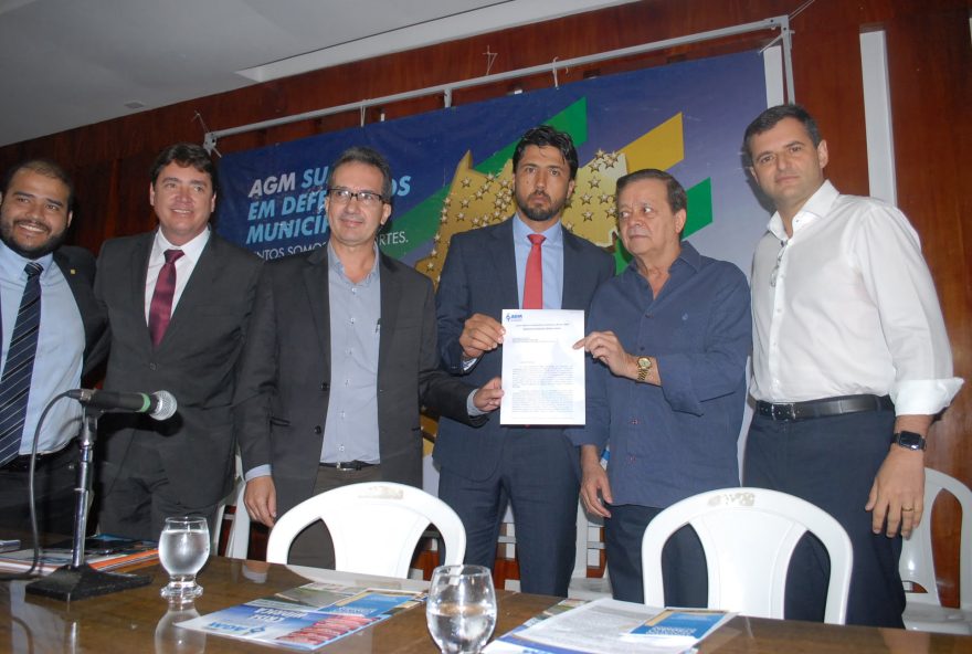 Parlamentares junto ao Presidente da Federação 
Goiana de Municípios (FGM), Haroldo Naves. Foto: Walter Peixoto