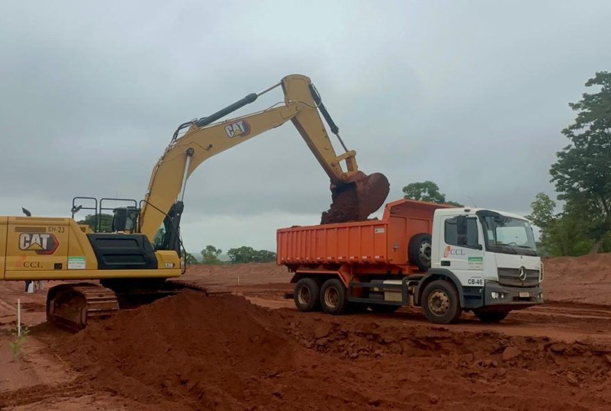 Máquinas e operários retomam os trabalho de pavimentação da rodovia GO-178, após duas semanas de interrupção, com ordens para recuperar o tempo perdido. Máquinas e operários retomam os trabalho de pavimentação da rodovia GO-178, após duas semanas de interrupção, com ordens para recuperar o tempo perdido.