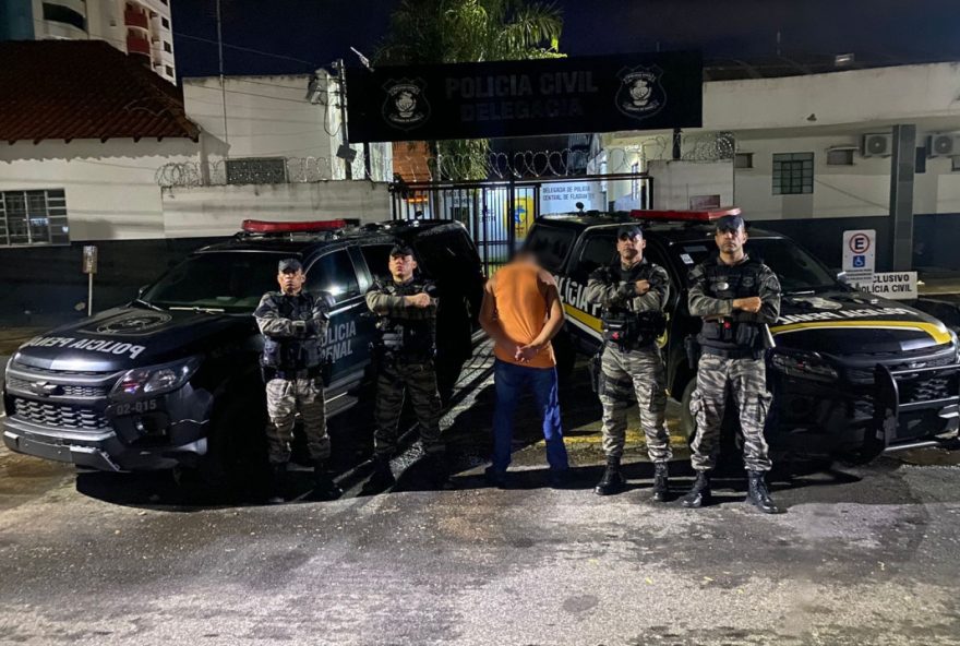 Homem vestia uma camiseta com o brasão da Polícia Penal com material semelhante ao utilizado como uniforme pelos policiais penais de Goiás. O suspeito também portava carteira funcional falsificada (Foto: DGAP)