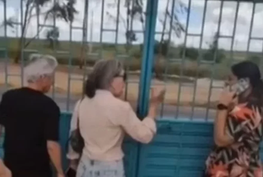 Vídeo mostra família trancada em cemitério na beira de estrada após visitar túmulo de parente (Reprodução/Redes Sociais)