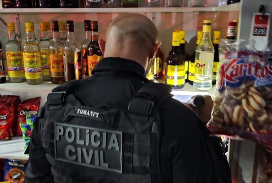 Operação reúne forças de segurança e técnicos da saúde para fiscalizar venda de bebidas alcoólicas em Goiás (Foto: Giovana Cruz)
