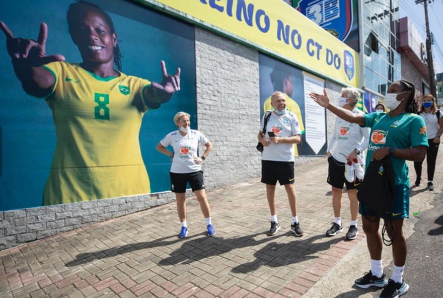 Formiga e comissão antes de jogo da Seleção Feminina