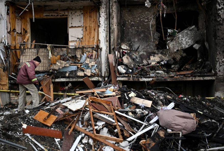 Destroços de ataque russo na periferia de Kiev. (Foto Daniel Leal/AFP)