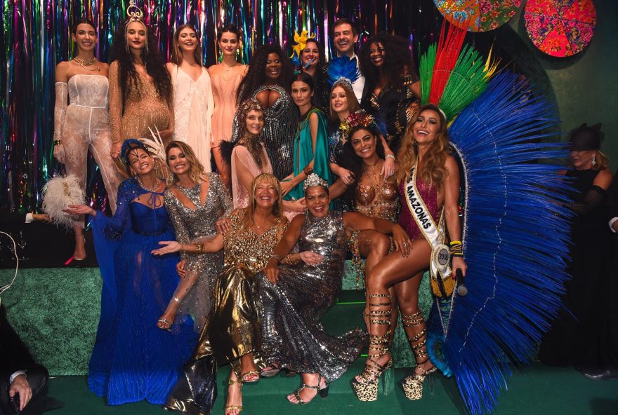 O Baile da Vogue, tornou-se, literalmente, um dos mais importantes acontecimentos do Brasil. Todo ano a disputa por um convite para fazer para do evento é acirrada. Já que, a festa conta com a participação das mais importantes celebridades do Brasil, através de uma lista super vip comandada pelo promoter Beto Pacheco. Para quem está de fora, o deslumbre é ainda maior. Quem é que não quer fazer um estorie para o Instagram no Baile da Vogue que, anualmente  quebra  a internet com visualizações.  Nesta edição de 2018, que teve como tema Divino Maravilhoso,  o badalo contou com a presença das celebridades Juliana Paes, Marina Ruy Barbosa e Bruna Marquesini. Além das atrações Bloco da Preta, Gueri Gueri.   Os goianos também marcaram presença  entre eles, o DJ Alok,  a empresária e digital influencer Danila Guimarães, que foi vestida de Carmem Miranda,  Dr Dieick de Sá Oliveira e o stylist Gabriel Teodoro. Confira os registros do fotógrafos Ale Virgilio, Lu Prezia e Ricardo Toscani.