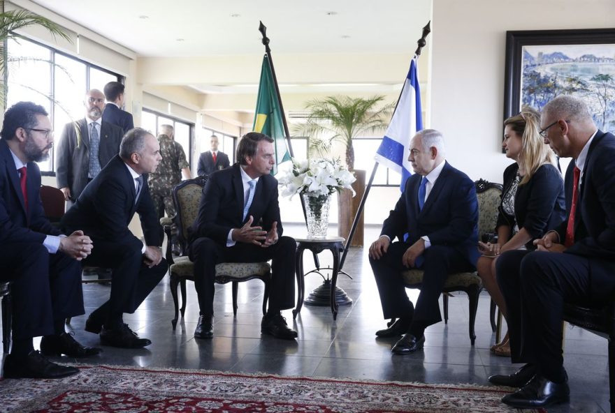 O presidente eleito Jair Bolsonaro recebe a visita do primeiro-ministro de Israel, Benjamin Netanyahu, em Copacabana. / Foto: Fernando Frazão / Agência Brasil.