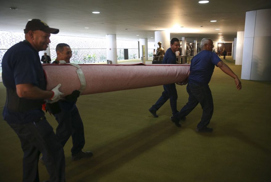 A cerimônia de posse do presidente Jair Bolsonaro no Congresso Nacional vai envolver um grande contingente dos servidores do Senado Federal e da Câmara dos Deputados,que fazem últimos ajustes para cerimonia. / Foto: José Cruz / Agência Brasil.