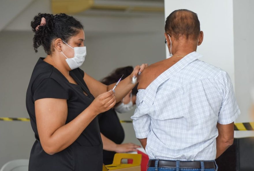 Aplicação de terceira dose é antecipada, em Goiânia