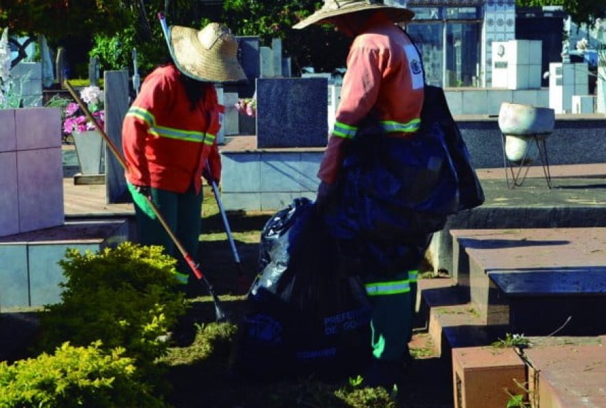 Cerca de 60 funcionários fazem a limpeza dos quatro cemitérios municipais da Capital e Região Metropolitana. / Foto Luciano Magalhães. / Prefeitura Municipal de Goiânia.