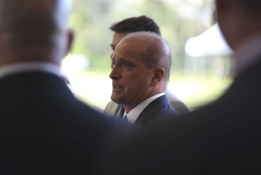 O ministro extraordinário do governo de transição do presidente eleito Jair Bolsonaro, Onyx Lorenzoni, fala à imprensa no Centro Cultural Banco do Brasil (CCBB), em Brasília. / Foto: Valter Campanato / Agência Brasil.