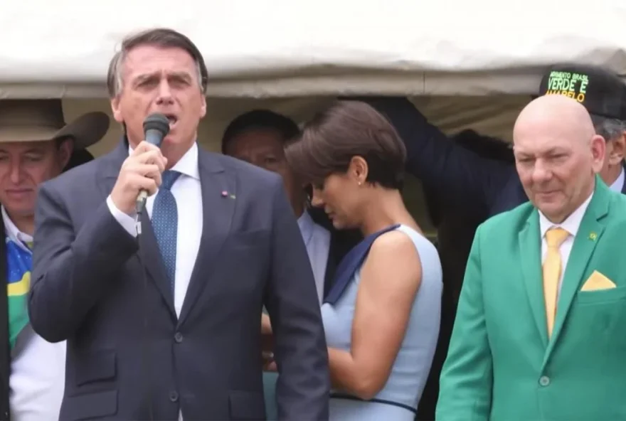 Bolsonaro em discurso ao lado da primeira-dama e do empresário Luciano Hang. (Foto: Reprodução/Metrópoles)