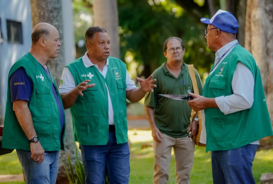 Equipes da SES-GO vistoriaram e eliminaram focos do Aedes no prédio da secretaria (Foto: Iron Braz)