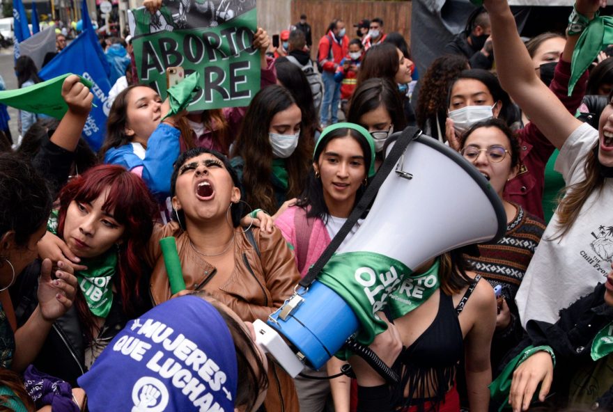 Colômbia aprova aborto para grávidas de até 24 semanas