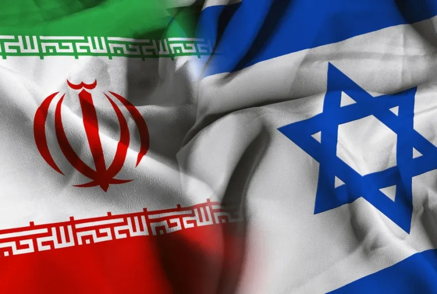 Bandeiras de Irã e Israel  • Manuel Augusto Moreno