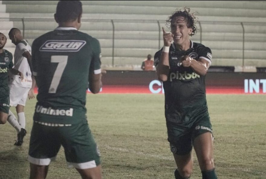 Nicolas comemora o gol contra o Sousa (Foto: esmeraldino.com/Reprodução)