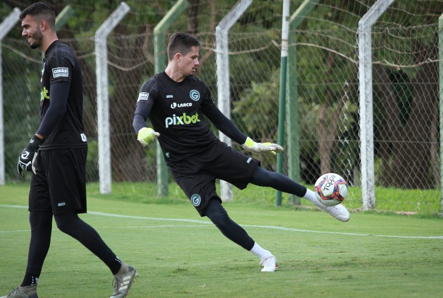 Goleiro Tadeu, do Goiás, antes de jogo contra o Operário