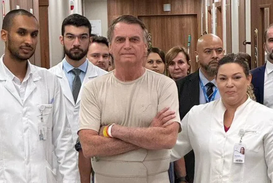 O ex-presidente Jair Bolsonaro (PL) no Hospital DF Star, em Brasília • @jairbolsonaro/X
