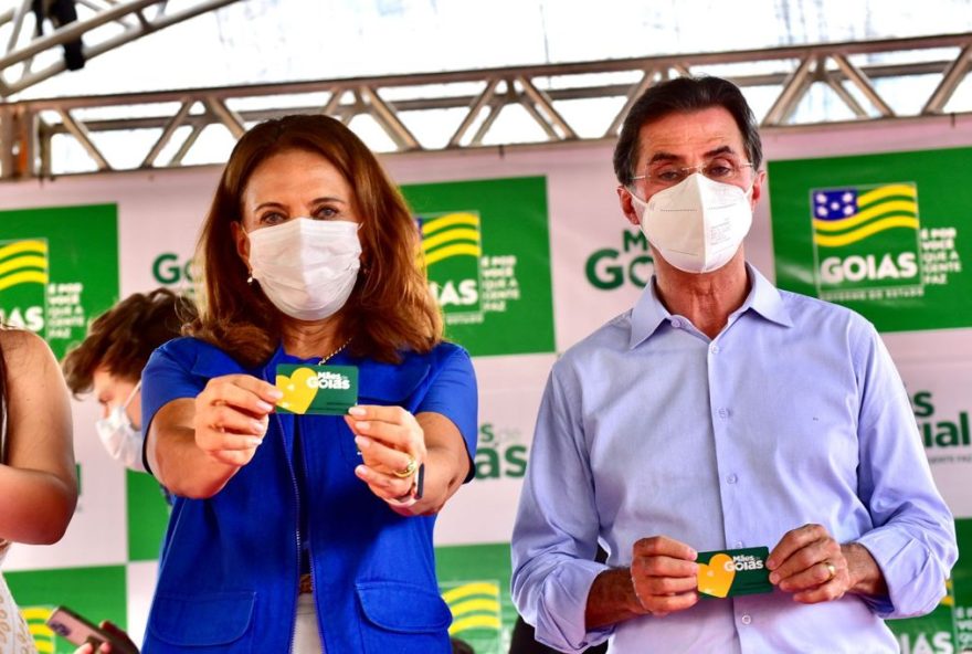 Gracinha Caiado entrega cartões do Mães de Goiás (Foto: Arquivo/Secom)