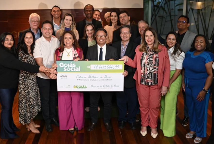 Gracinha Caiado realiza entrega simbólica de cheque de R$ 14 milhões para área social dos municípios 
(Foto: Reprodução/ Cristiano Borges e Rodrigo Cabral)