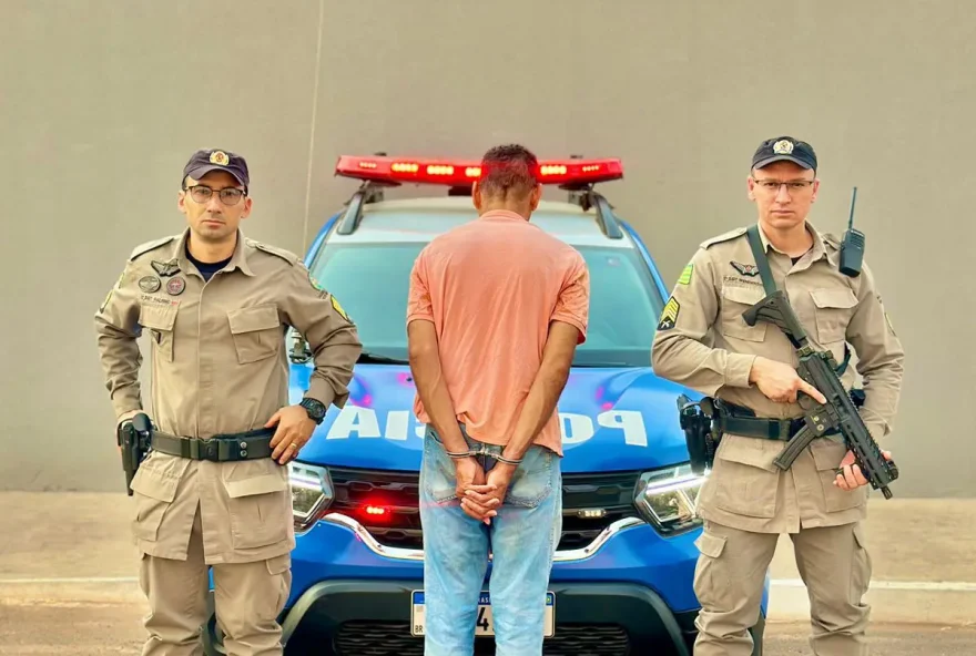 Em Mineiros, denúncia levou a equipe policial militar até indivíduo estava colocando fogo em uma pastagem (Foto: CBMGO)