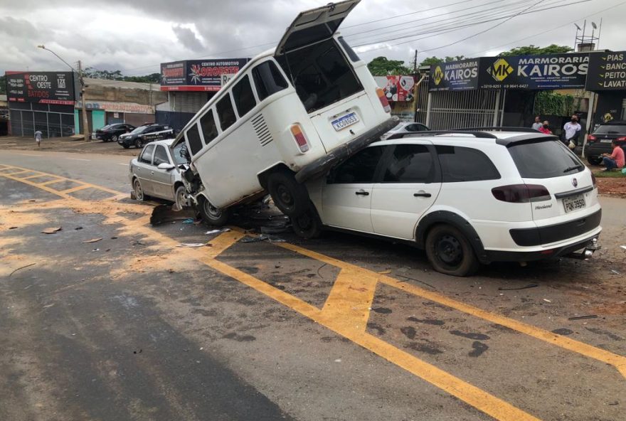 A colisão aconteceu na manhã deste sábado (13). Duas pessoas ficaram presas entre as ferragens.