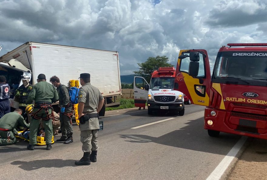 Um dos caminhões perdeu o controle e bateu na traseira do outro que estava às margens da rodovia.