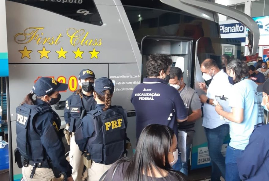 A PRF e a ANTT realizam uma fiscalização nos ônibus da rodoviária de Goiânia, com o objetivo de evitar acidentes nesta vésperas de Natal e festas de fim de ano.