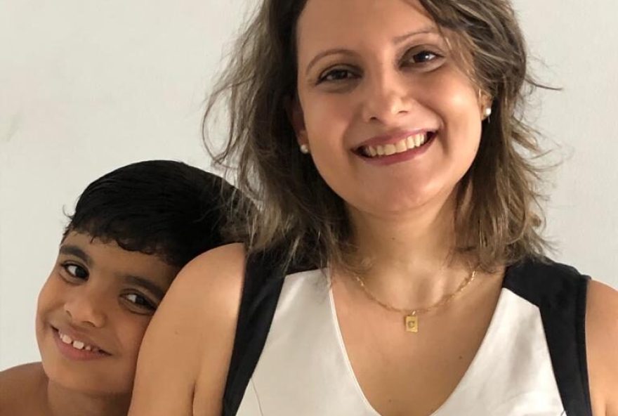 Com acompanhamento e terapias, o pequeno João Lucas, de 9 anos, tem progredido bastante, segundo a mãe dele, Carla Lacerda. (Foto: Arquivo Pessoal)