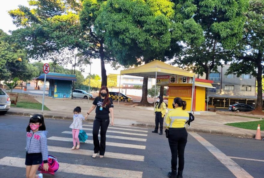 Uso de celular e fila dupla estão entre principais infrações em porta de escolas