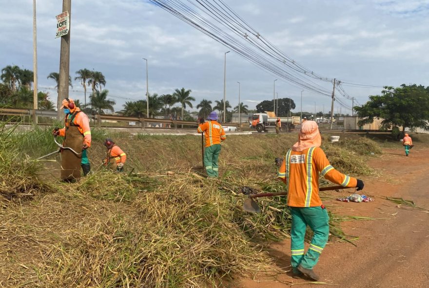 Prefeitura de Goiânia realiza roçagem mecanizada em bairros e limpeza urbana