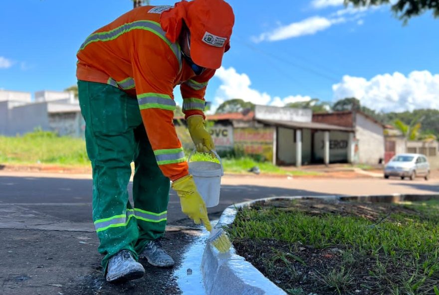 Goiânia realiza pintura de meio-fio em avenidas e limpeza em 130 bairros