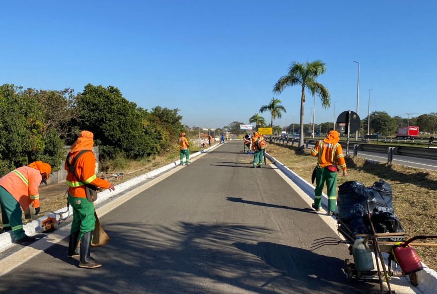 Prefeitura de Goiânia recolhe 36 toneladas de lixo orgânico e reciclável durante Festa do Divino Pai Eterno 2023: Comurg também revitaliza 130 lixeiras e instala 30 tambores de 200 litros cada 
( Fotos:  Reprodução/ Luciano Magalhães)