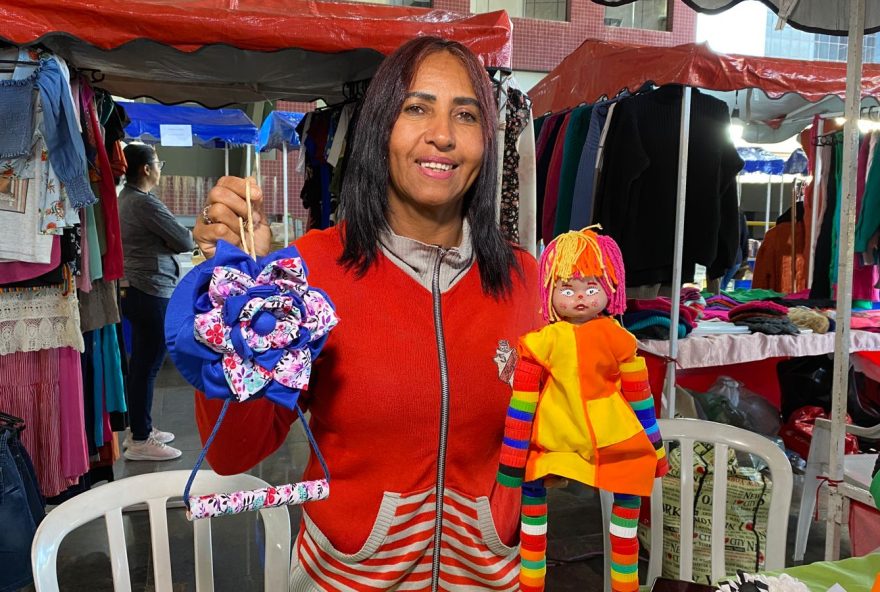 Colaboradora da Companhia de Urbanização de Goiânia (Comurg), Maria Luiza Rodrigues participa da Feira de Talentos da Prefeitura de Goiânia, nesta terça-feira, 04 e quarta-feira, 05: artesã confecciona mandalas e quadros com palitos de churrasquinho, bonecas com tecido e tampinhas de garrafa pet 
(Foto: Reprodução/ Luciano Magalhães)