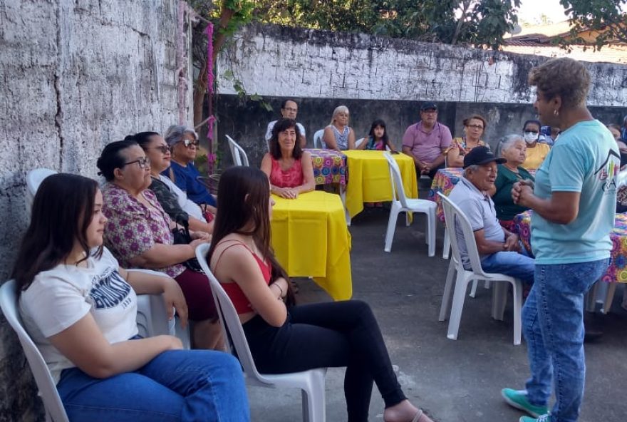 Encontro de pessoas idosas no Cras da Vila Isaura permitiu a interatividade do grupo, com direito a brindes e muita descontração: também foram entregues as carteiras interestaduais da pessoa idosa, que permite acesso facilitado ao transporte interestaduaal em todo território nacional
(Foto: Reprodução)