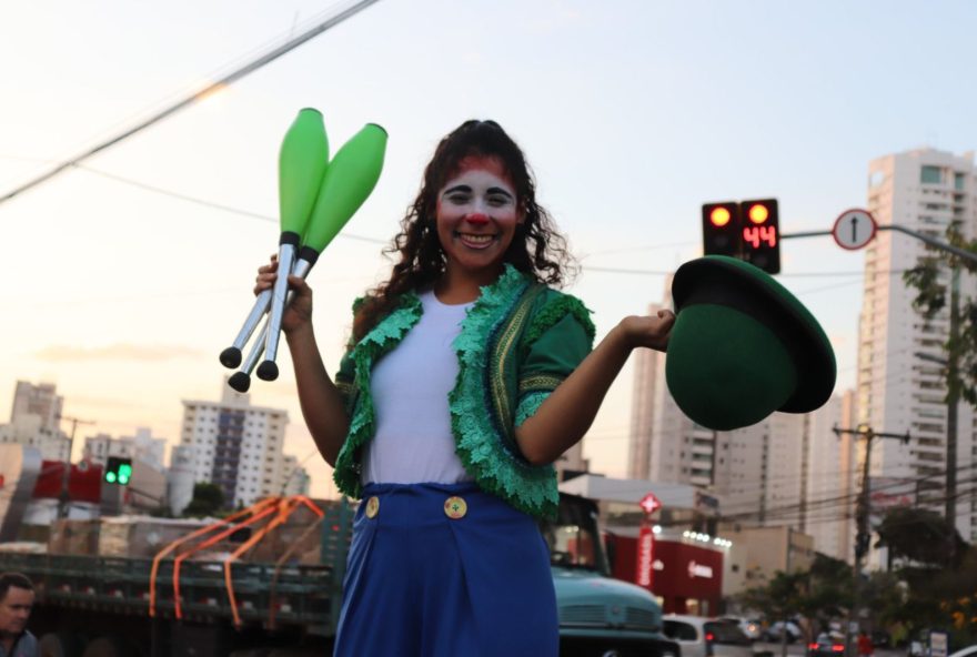 Artistas circenses, teatro popular e drags são atrações que se apresentam nos cruzamentos da Avenida Assis Chateaubriand, das 17h às 19h. O projeto é uma idealização da Secretaria Municipal de Cultura (Secult) com o objetivo de valorizar artistas locais, cadastrados e financiados com cachê de R$ 250 pela Prefeitura de Goiânia