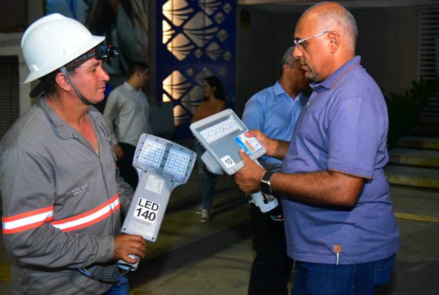 Prefeito Rogério vistoria sete pontos que recebem iluminação de LED em Goiânia: novo modelo garante maior sensação de segurança ao cidadão e economia de até 40% para os cofres públicos (Foto: Jucimar de Sousa)