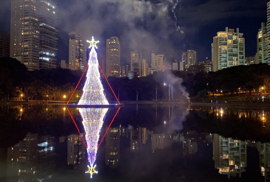 Com 21 metros, árvore de Natal flutuante de Goiânia é a terceira maior do País e foi instalada pela Comurg no lago do Parque Vaca Brava, no Setor Bueno (Fotos: Luciano Magalhães)