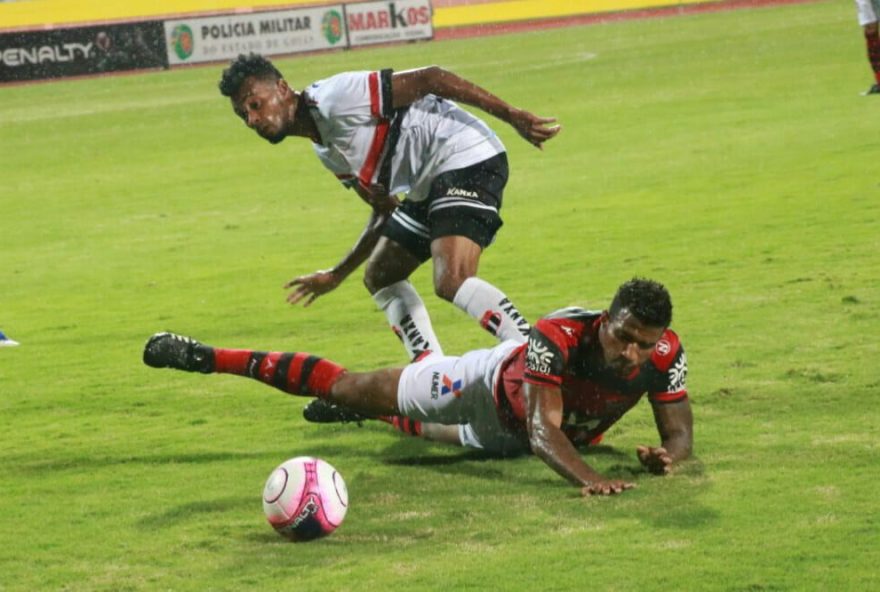 O jogo terminou 0 a 0 entre os dois piores times do Campeonato Goiano. Fotos: Solimar Oliveira