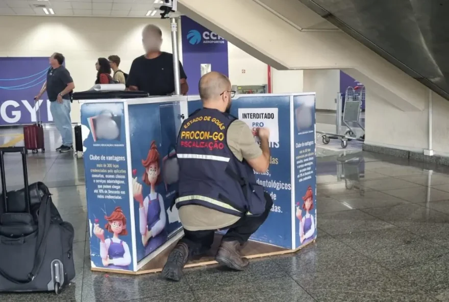 Quiosque da empresa que oferecia 'clube de vantagens' é interditado no Aeroporto de Goiânia (Foto: Procon Goiás)